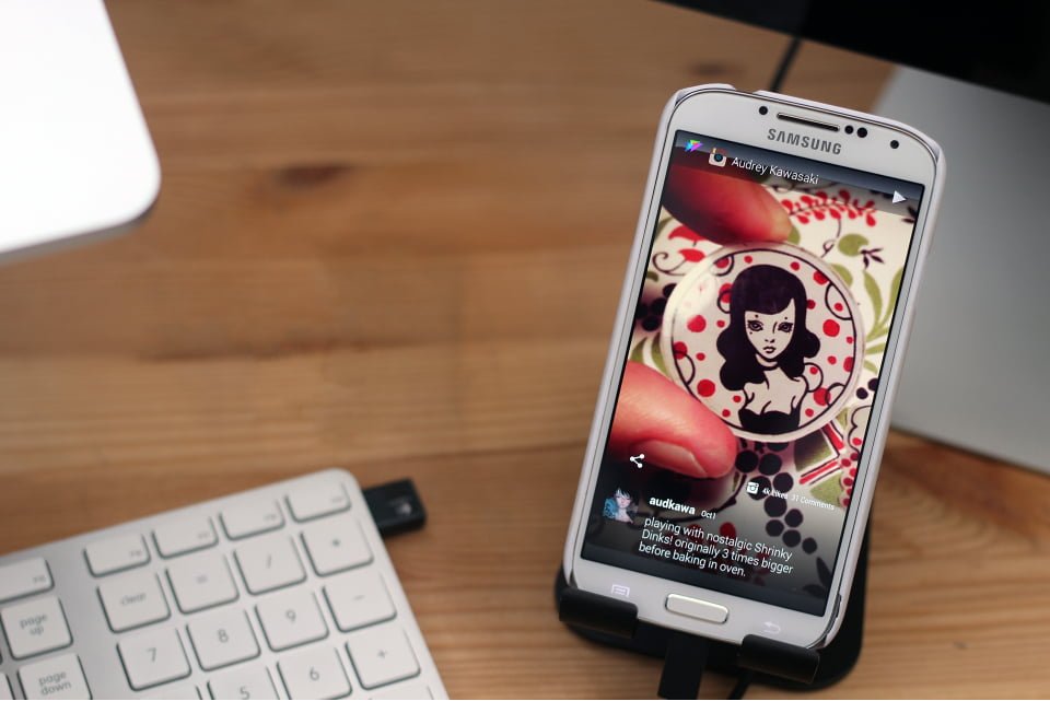 dayframe-promo-phone-on-stand-front