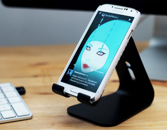 dayframe-promo-phone-on-stand